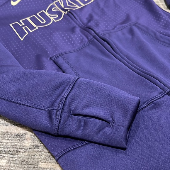 UW Huskies Women’s Nike Hoodie - Picture 3 of 9